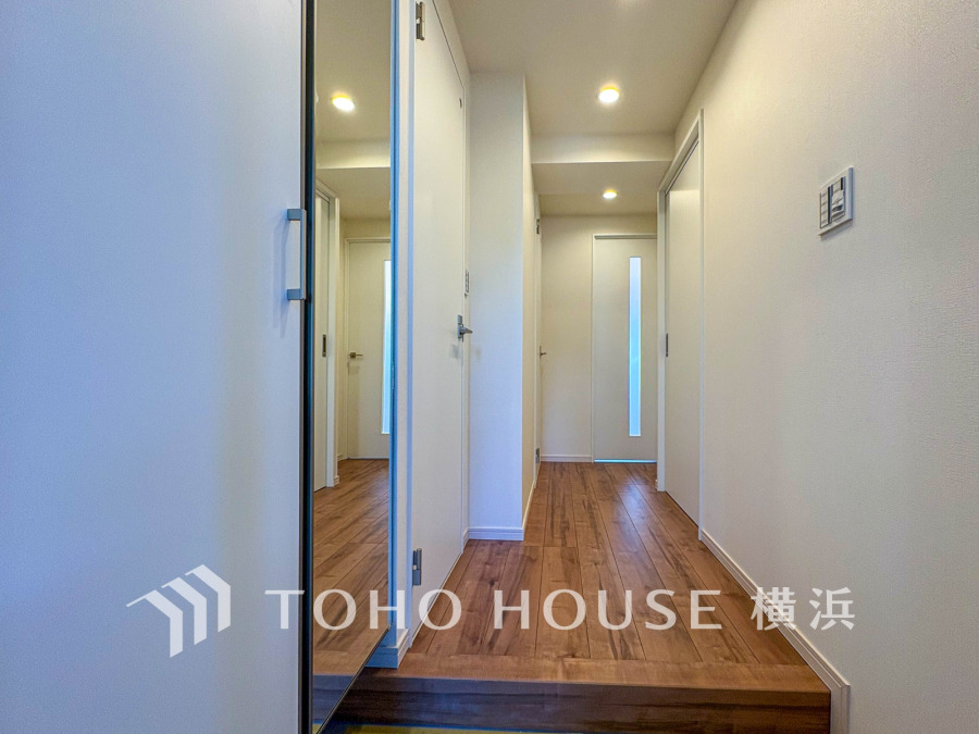 玄関には大型のミラーのついたシューズボックスを設置。
