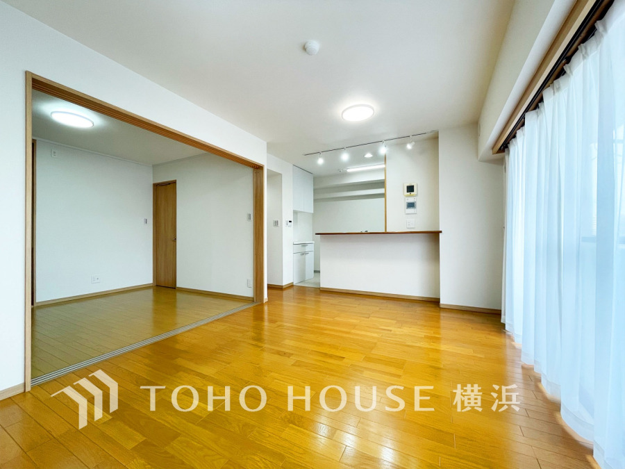 光と風があふれる開放的なリビングダイニングには自然と家族みんなが集まってきます。明るく穏やかな空気の中で飲んだり、食べたり、笑ったり。