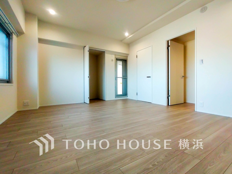 11.1帖の洋室は大型のクローゼットを2カ所に設置。バルコニーに面した明るい広々空間です。