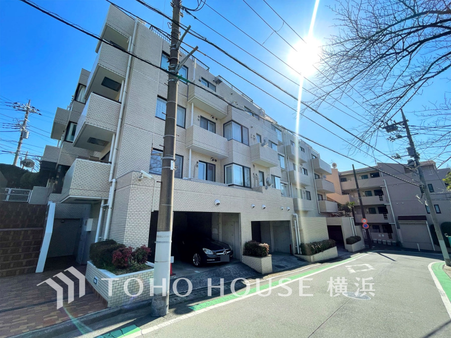 陽射しを受けて輝く時間、街灯に照らし出される夕暮れ時。様々なシーンで違った魅力的な表情を見せてくれます。住まう方のプライドを満たすクオリティを備えています。