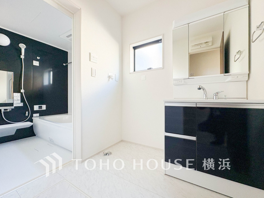 清潔感あふれる洗面所と浴室。明るい窓から自然光が入り、快適で使いやすい空間です。