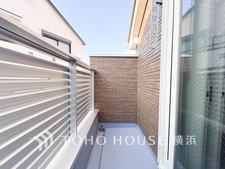 暮らしの中で光と風を演出してくれるバルコニー、見事なまでの開放的な空間を演出しながら、プライベート性も確保された空間は我が家の自慢です。