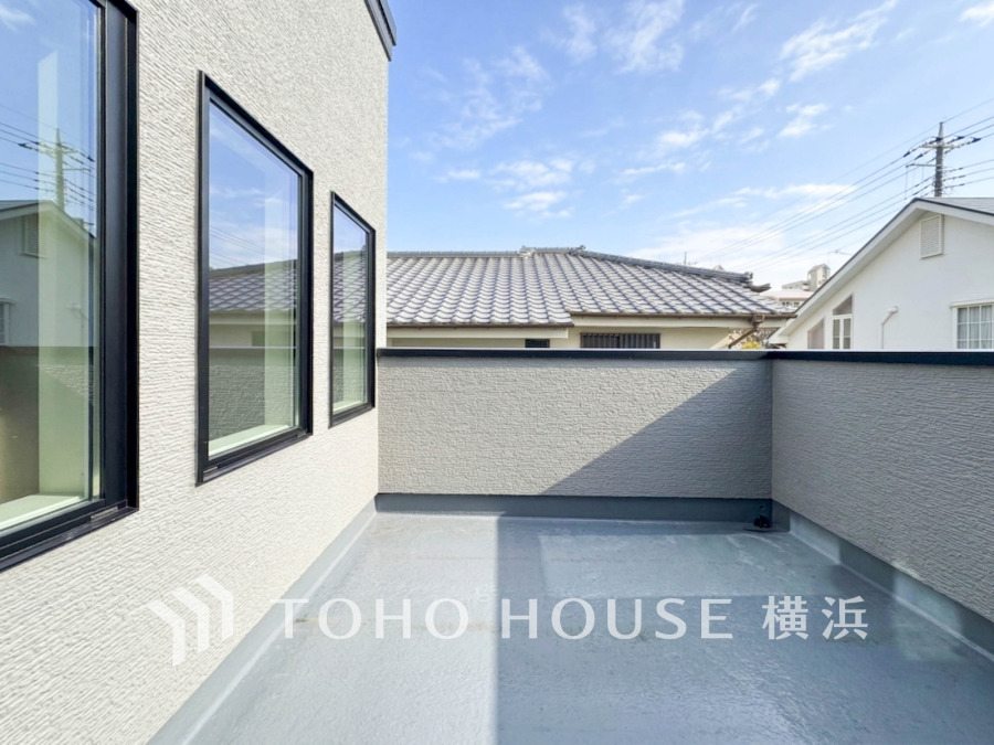 陽当たり良好な広々バルコニーで、ゆったりとした寛ぎのひとときを楽しめます。