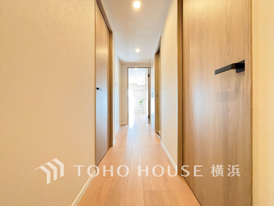 環境の良い場所にセンス良く暮らしたい、こだわりの室内には至福のシーンが繰り広げられます。廊下にも収納スペースがございます。