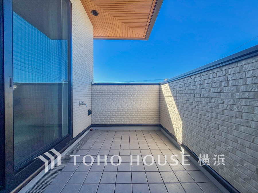 気持ちのいい空が見渡せる広いバルコニー。爽やかな風を感じて、心躍る素敵な暮らしがはじまります。