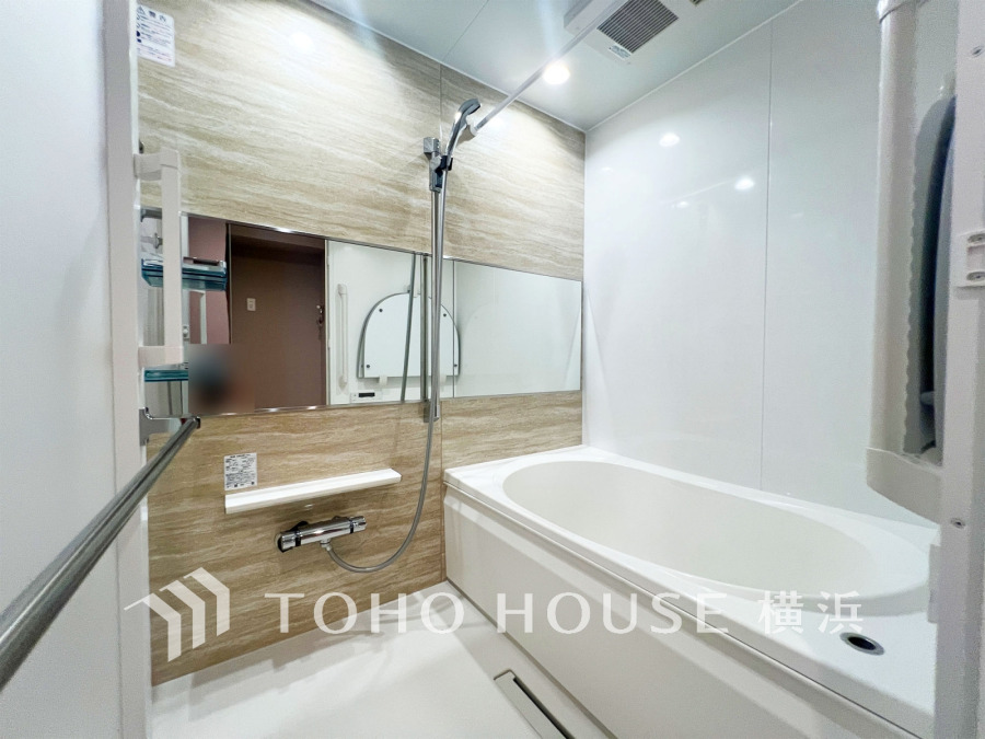 心地よいリラックスを叶える清潔感溢れる美しい空間。快適で機能的なバスルームです。
