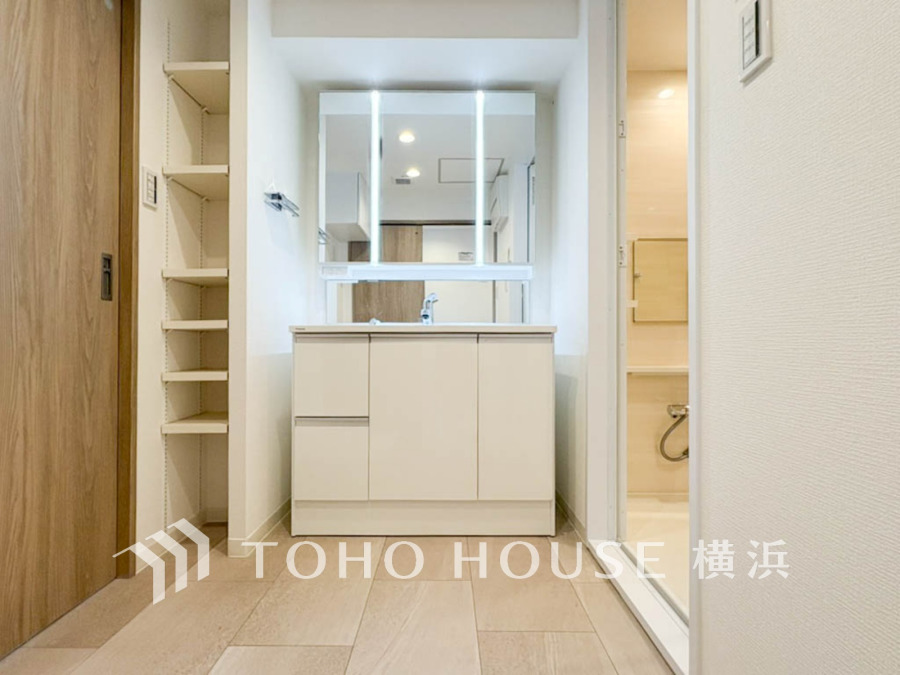十分な大きさの洗面台は、身だしなみチェックや歯磨きなど、朝の慌ただしい時間でも余裕とゆとりを感じて頂けます。