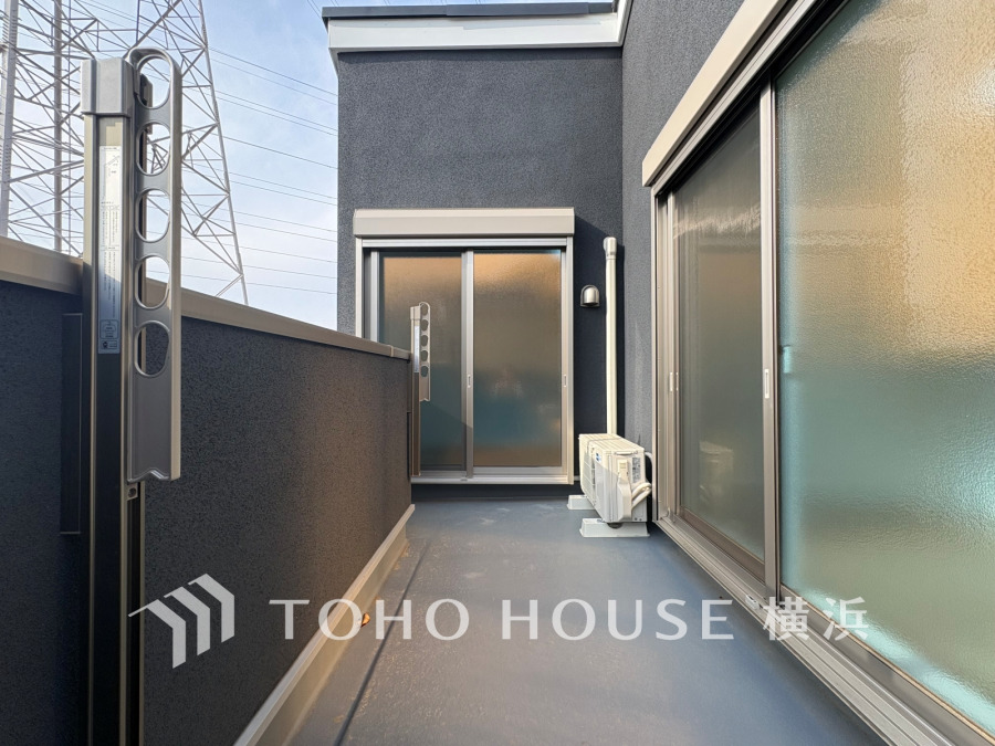 広いバルコニーは、暮らしの中での光と風を演出してくれています。見事なまでの開放的な空間をお楽しみください。