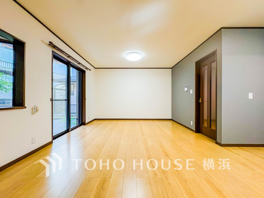 ここにはみんなが集い、食事と楽しい会話が始まる。話に夢中になりすぎて、ついつい時を忘れてしまう。そんな束の間の幸せを感じさせてくれる場所。