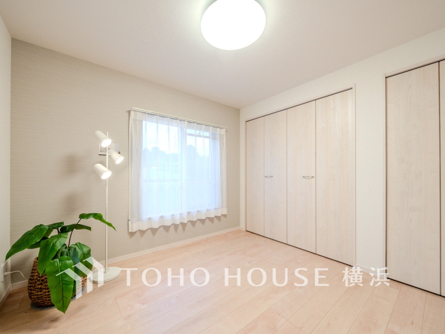 たっぷりの収納を備えた洋室。プライベートな自分時間を快適に過ごせるお部屋です。
