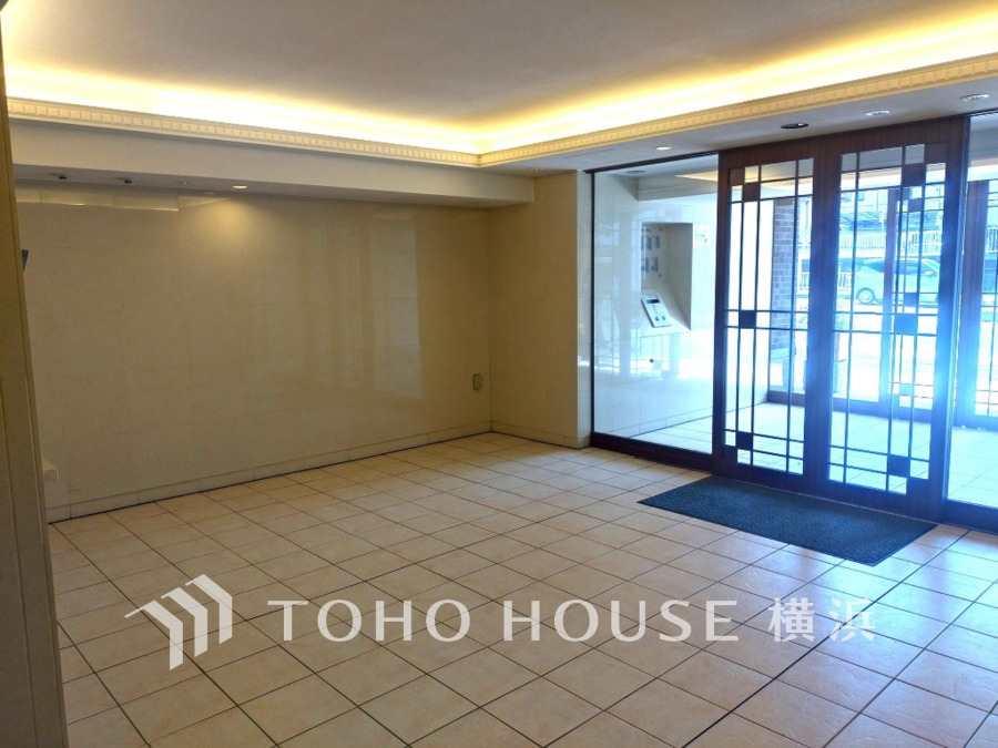 足を踏み入れると静穏な時間が流れるエントランスホール。心やすらぐ憩いのスペース。ゆったりと寛ぎながら、思い思いの時間を過ごせる空間です。