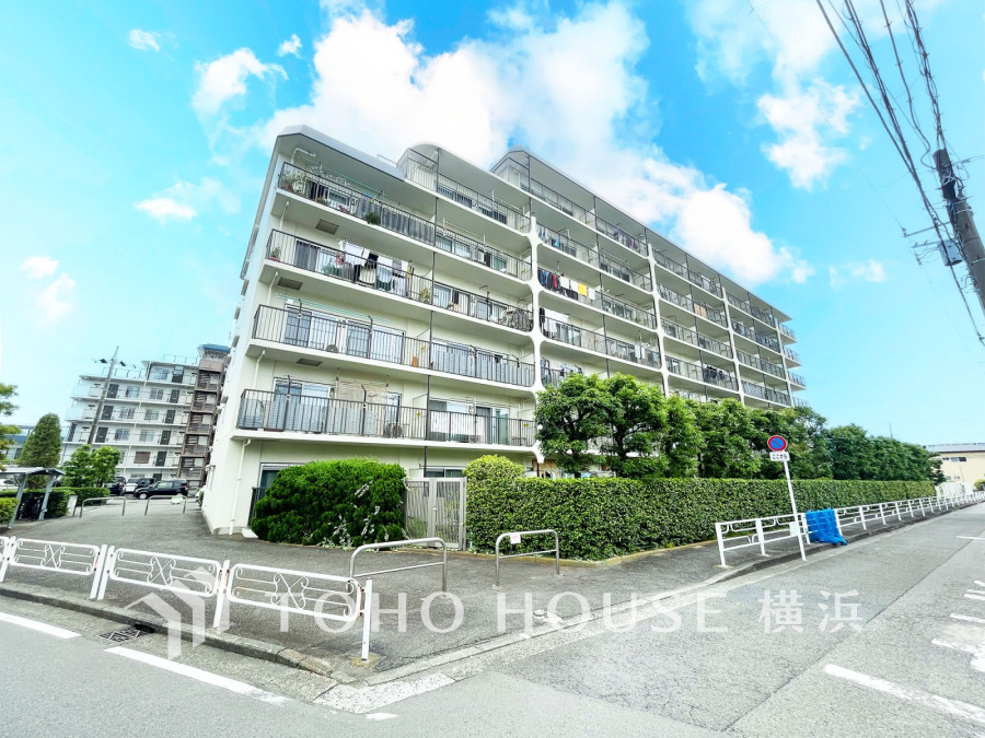 爽やかな青空の下に贅沢なほどに降り注ぐ陽光、豊かな居住性と、クオリティが見事に調和した住空間は、住まうことの喜びを感じさせてくれます。