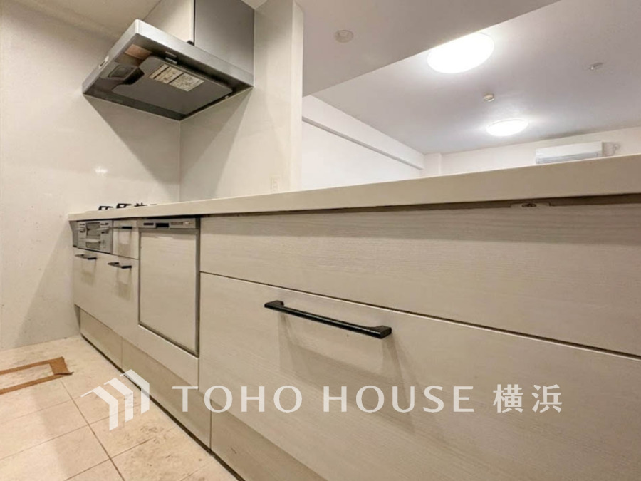 清潔感のあるホワイトを基調としたシステムキッチン。収納力と使いやすさを兼ね備えた設計です。