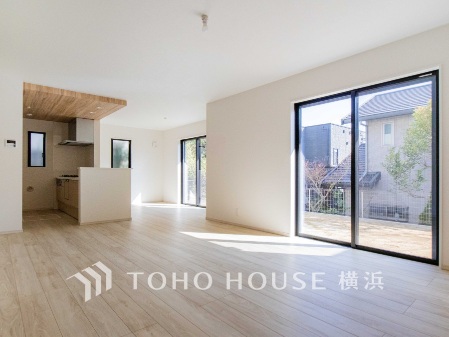 自然光がたっぷり入る広々としたリビングダイニング。開放感あふれる空間で家族団らんに最適です。