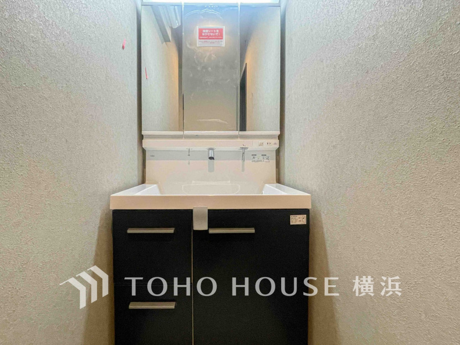 十分な大きさの洗面台は収納もさる事ながら、身だしなみチェックや歯磨きなど、朝の慌ただしい時間でもホテルライクなスペースで余裕とゆとりを感じて頂けます。