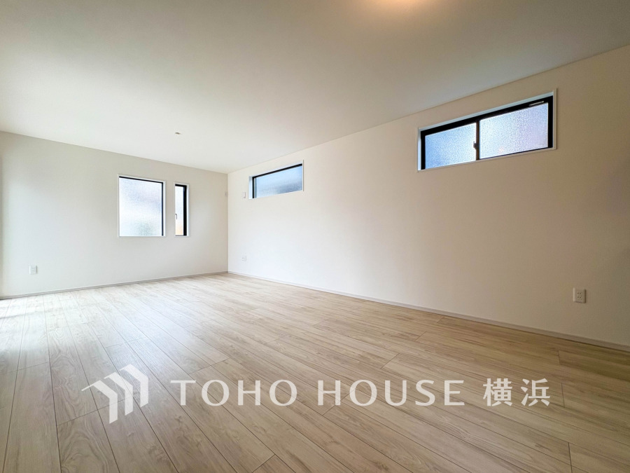 広々としたリビングダイニングは、シックでモダンな内装。落ち着いた雰囲気に包まれて、伸びやかな空間の中で、ゆったりと家族団らんのひとときを過ごせます。