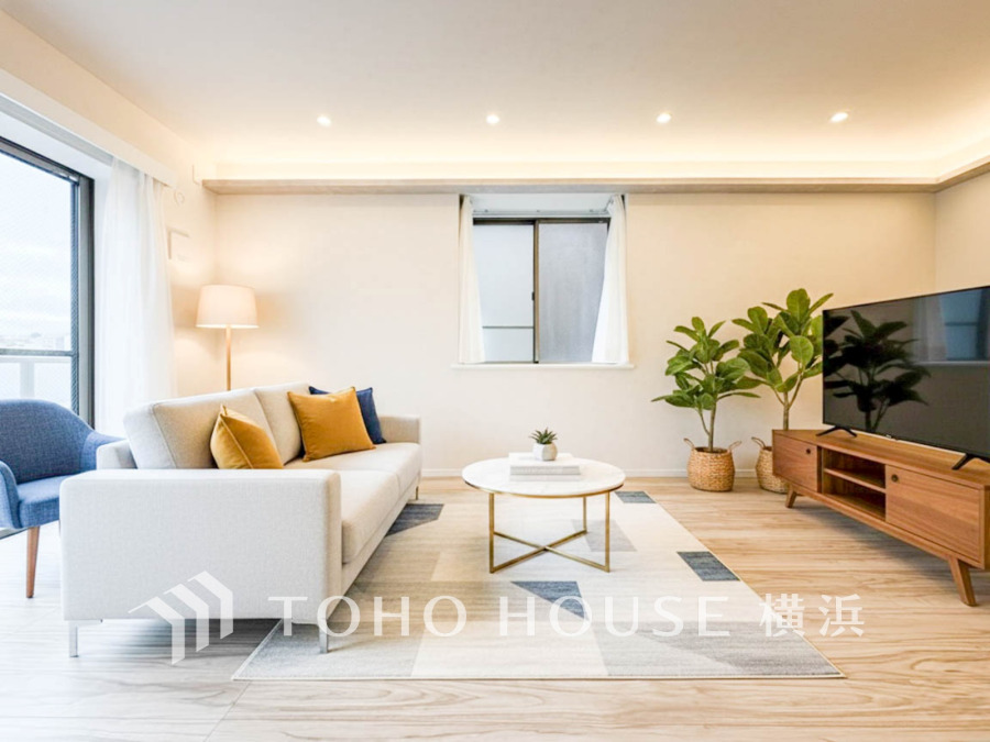 広々としたリビングダイニングは、シックでモダンな内装。落ち着いた雰囲気に包まれて、伸びやかな空間の中で、ゆったりと家族団らんのひとときを過ごせます。（家具はAI加工です）