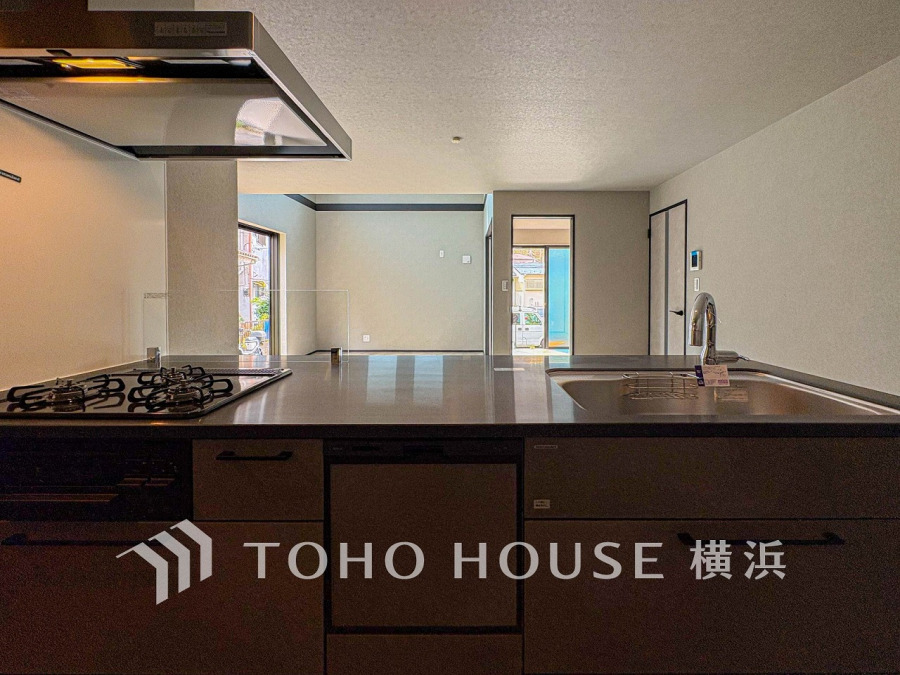 手元の収納から、足元の収納までが全てスライド式で、奥のスペースまで有効に活用できます。奥まで上から見渡せるので、たまにしか使わない調理器具もサッと取出せます。