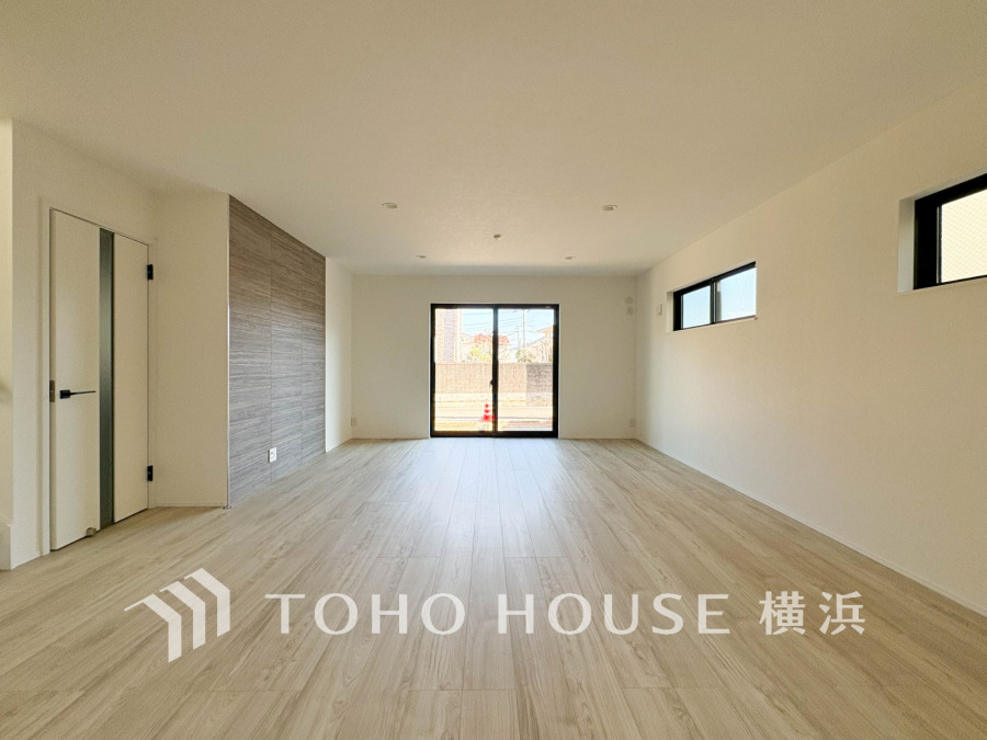 開放感あふれるリビングは、大きな窓からたっぷりの光が差し込み、家族の毎日を明るく彩ります。デザイン性の高いアクセントウォールも魅力です。