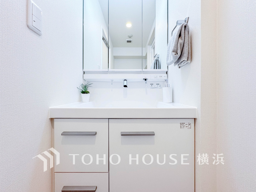 十分な大きさの洗面台は、身だしなみチェックや歯磨きなど、朝の慌ただしい時間でも余裕とゆとりを感じて頂けます。