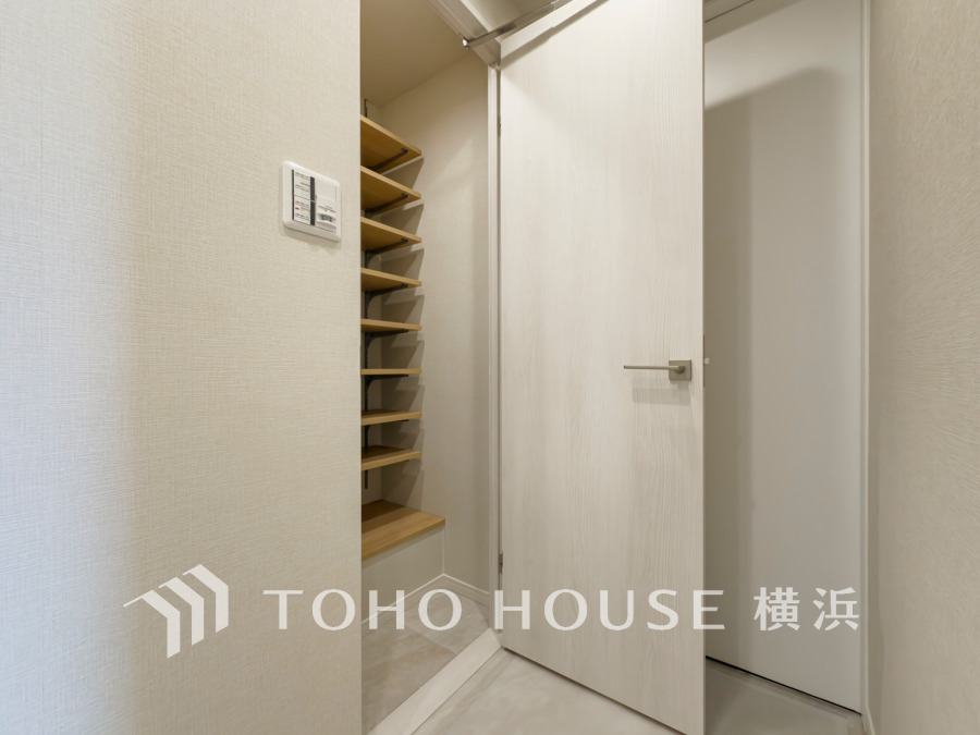 お客様をお迎えする玄関は落ち着いた雰囲気。帰り着くたびに洗練されたテイストの空間に迎えられ誇りと喜びを感じる玄関まわりです。