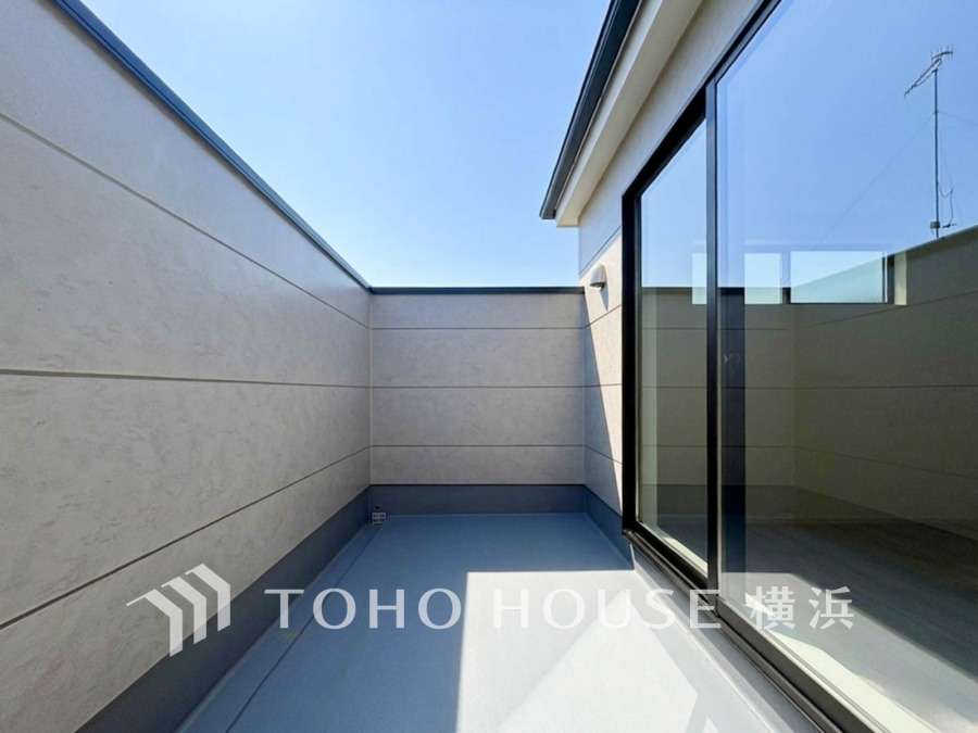 開放感あふれるルーフバルコニーは、プライベート空間としてもゆったり寛げる憩いのスペースです。