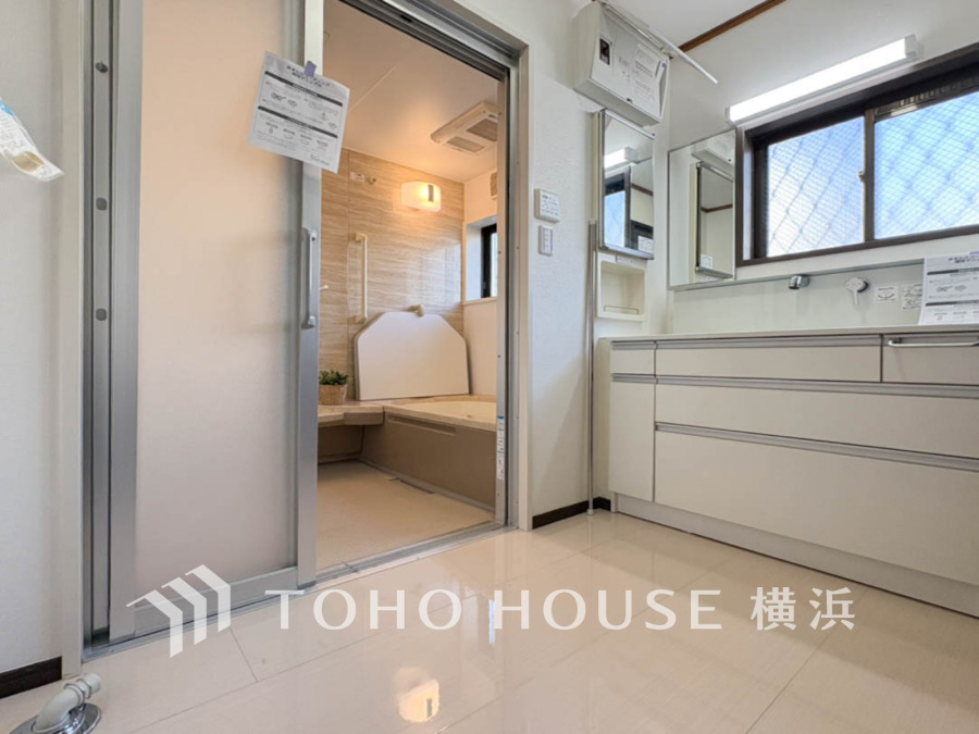 明るい光が差し込む洗面所は、収納力も抜群で家族の身支度をサポート。奥の浴室と繋がるスムーズな動線は、お子様との入浴時にも重宝します。