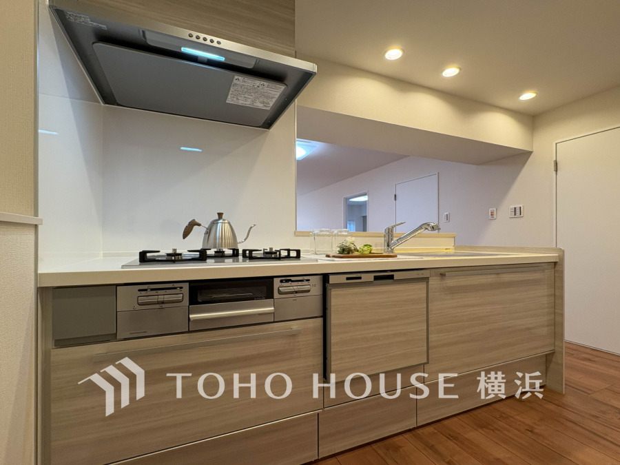 プライベートスペースを彩るインテリアとしての美と、快適な日常を支える機能性と強さがひとつになったキッチンです。開放的な対面カウンターキッチンはリビングと一体感のある空間。