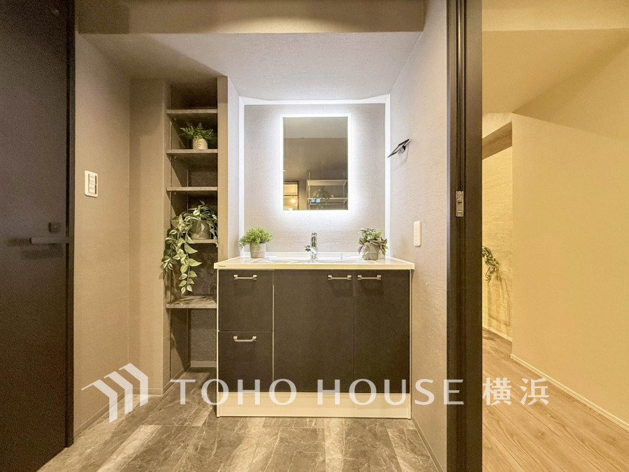 高級感あるカラーでコーディネイトされたパウダールーム。収納も充実したゆとりある空間です。
