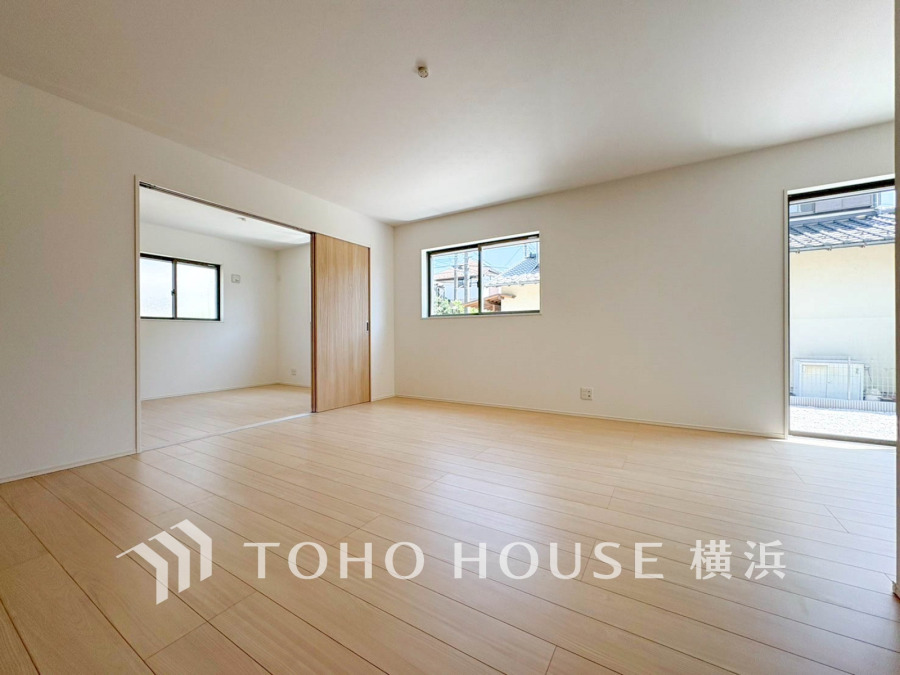 和やかで洗練された空間の演出。寛ぎとコミュニケーションを育む居心地のよい場所。やわらかな陽射しが降り注ぎ、室内に開放感と爽快感をもたらします。