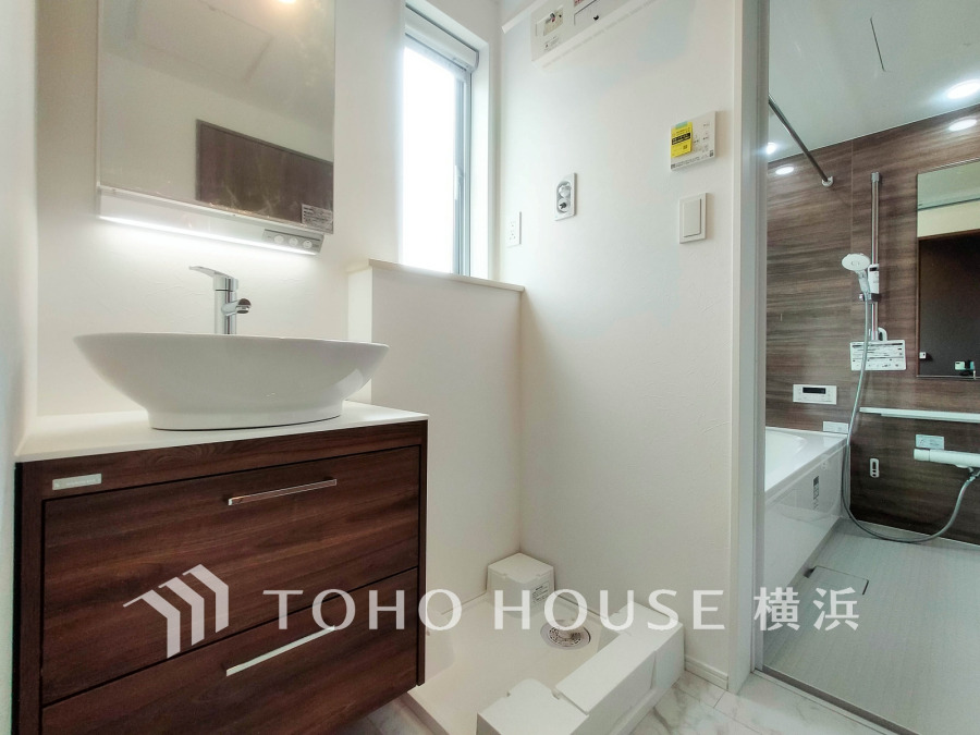 清潔感のある洗面＆バスルーム。多彩な機能が備えられたリフレッシュ空間です。
