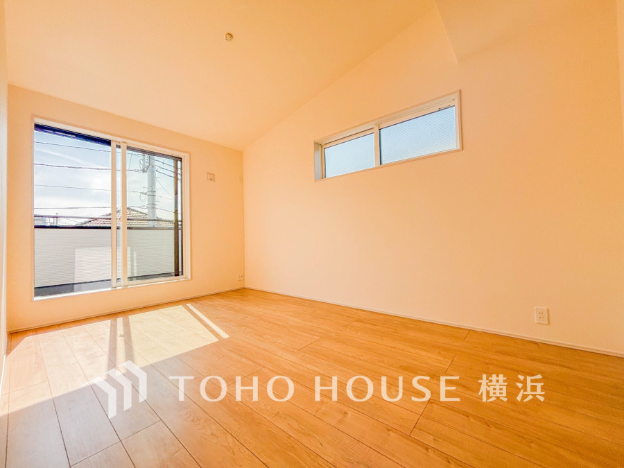 2階洋室は全室がバルコニーに面した明るい空間。穏やかな陽射しが、ゆったりとした寛ぎの時間を包みます。
