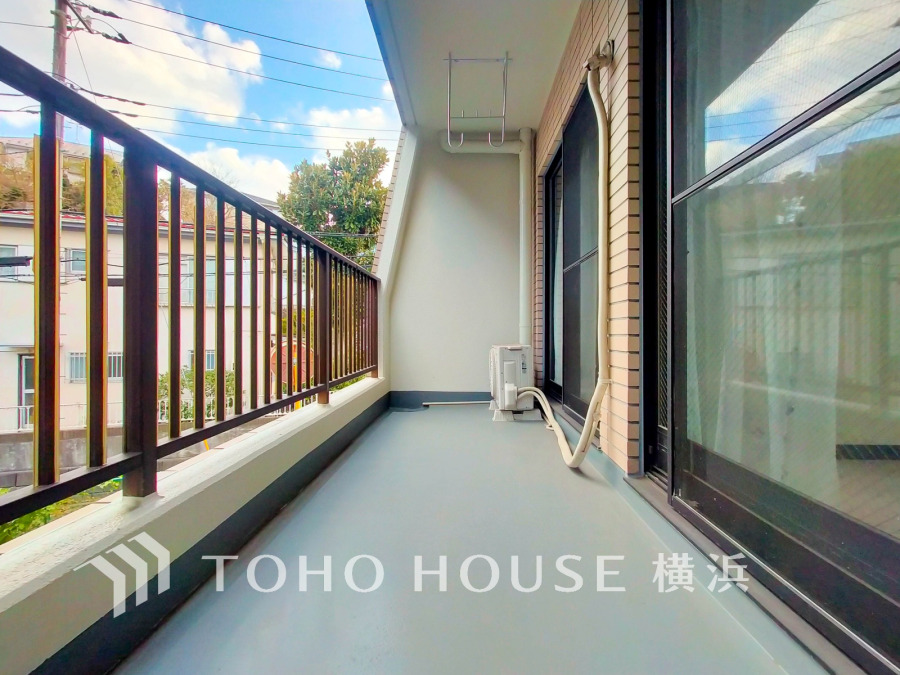 たっぷりの陽光が差し込むバルコニー。健やかな暮らしを守る太陽の恵みを存分に享受できます。爽やかな風と暖かな陽射しが紡ぐハーモニーが日々の暮らしのBGMになることでしょう。