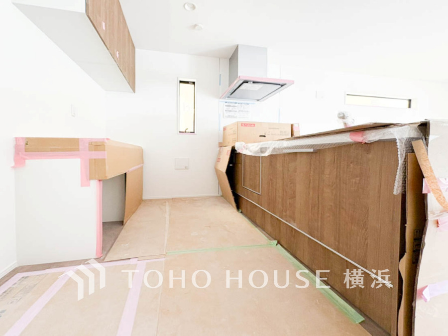 【2026年3月撮影】内装の主役でもあり、日常活躍する重要な水回りでもあるからこそ機能性・デザイン性に力を入れております。お手入れのしやすいシステムキッチンを採用しております。