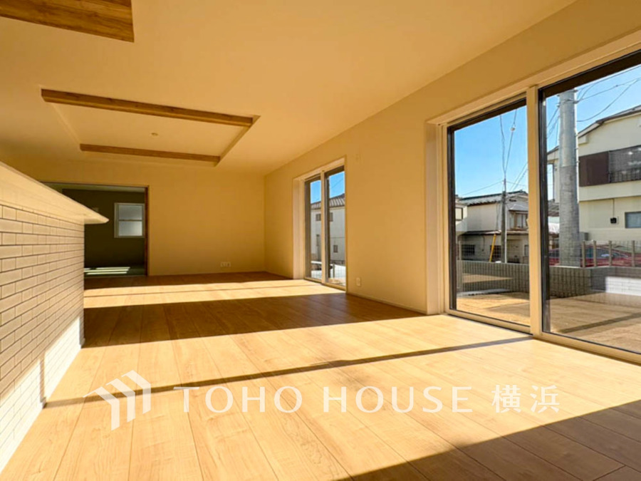 ここにはみんなが集い、食事と楽しい会話が始まる。話に夢中になりすぎて、ついつい時を忘れてしまう。そんな束の間の幸せを感じさせてくれる場所。