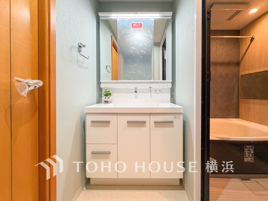 十分な大きさの洗面台は、身だしなみチェックや歯磨きなど、朝の慌ただしい時間でも余裕とゆとりを感じて頂けます。