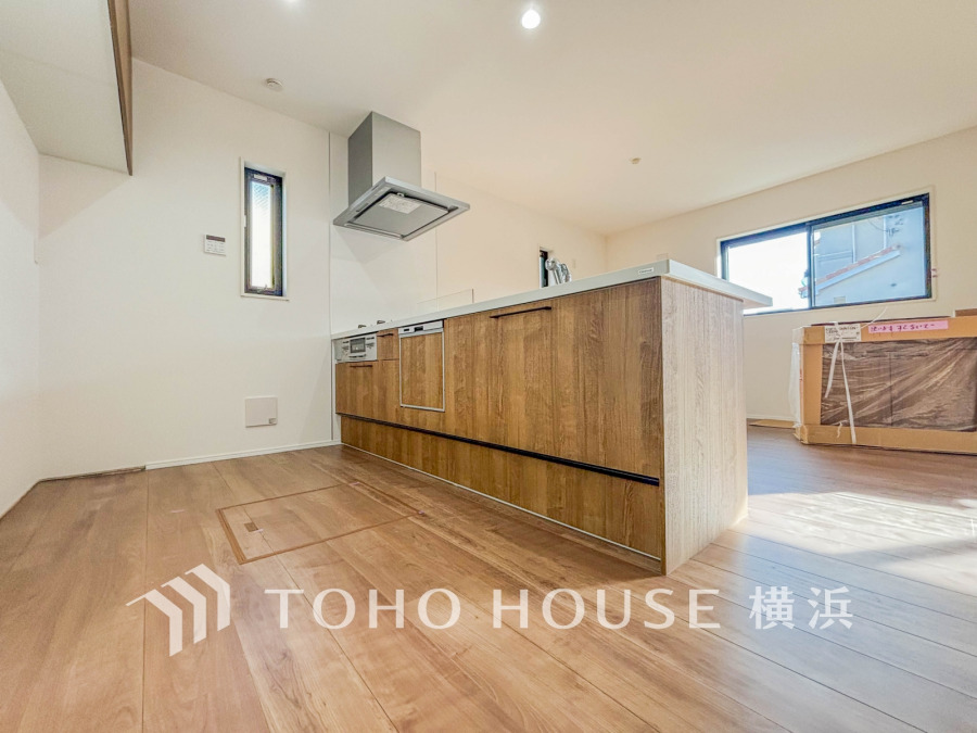 【2025年12月撮影】手元の収納から、足元の収納までが全てスライド式で、奥のスペースまで有効に活用できます。奥まで上から見渡せるので、たまにしか使わない調理器具もサッと取出せます。