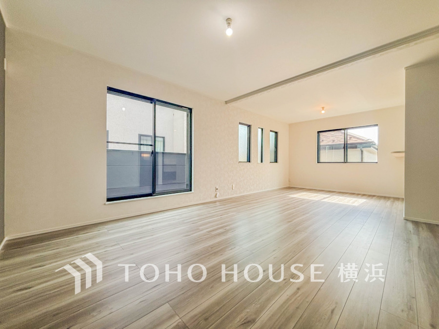 太陽の恵みを受けた明るい空間。吹きぬける風を感じながら爽やかで風通しの良い暮らしが叶います。
