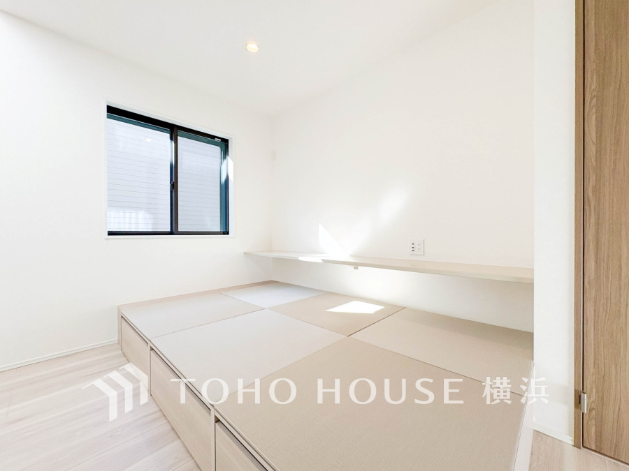 伝統的な日本情緒のある、温かみと落ち着きが感じられる和室です。来客時や一息つきたいときなどに利用できる用途多様な空間です。