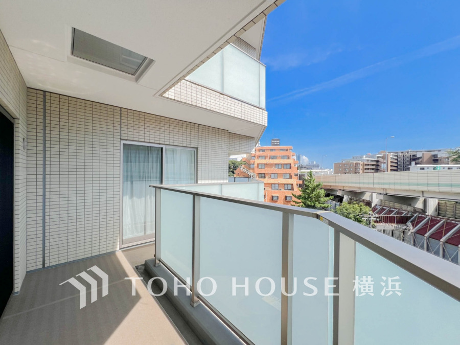 手を伸ばせば、ふれることが出来そうな環境が、そのままインテリアになったような印象です。その豊かな眺望にふさわしい空間には、通風・採光にも優れ、心地よい光と風があふれています。