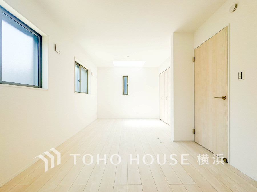 広々とした洋室は間仕切りを設けて2部屋に分割可能。生活スタイルに合わせて選べる自由な間取りが魅力です。