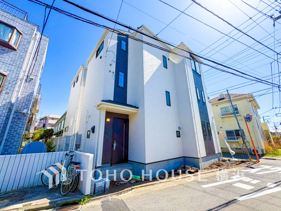 堂々たる趣ながら、主張し過ぎずどこか余裕を感じさせるシャープなフォルムで佇む邸宅は、晴天の空と照らし合わせる事で、本来あるべき完成形の姿を見せてくれます。 