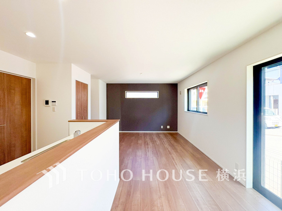 柔らかな色合いのフローリングと清潔感の溢れるクロスが明るい空間を創り出しているリビングダイニング。憩いの場に相応しく、ここで楽しむ家族の時間が絆をより深めてくれそうです。