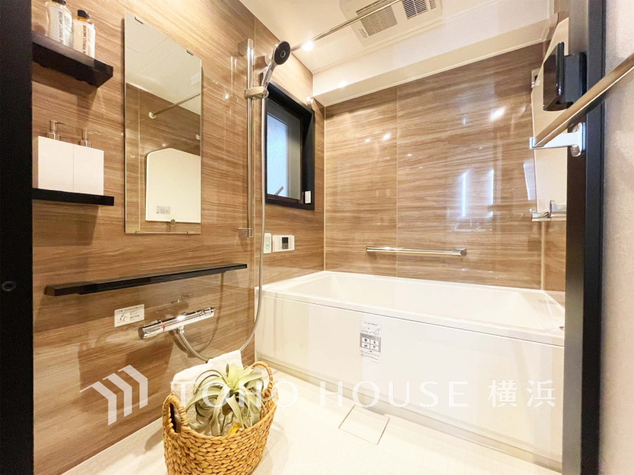 木目調パネルが温かみを演出するバスルーム。心地よいリラックスを叶える美しい空間です。
