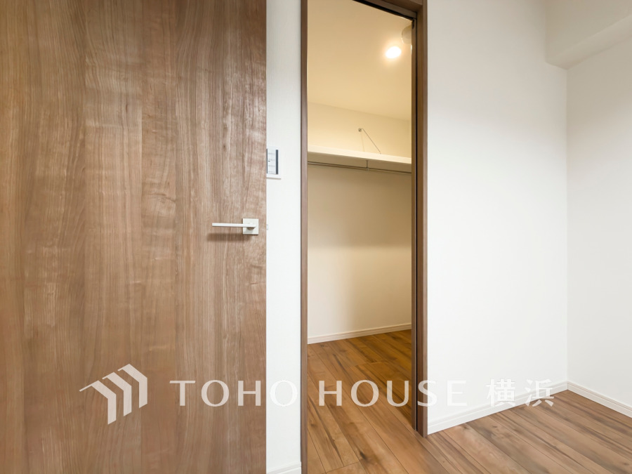 大切な衣類を機能的に収納できるウォークインクロゼット。ゴルフバッグやキャリーバッグなどもすっきりと片付けられます。高い収納率を実現する多彩な収納スペースを確保しました。