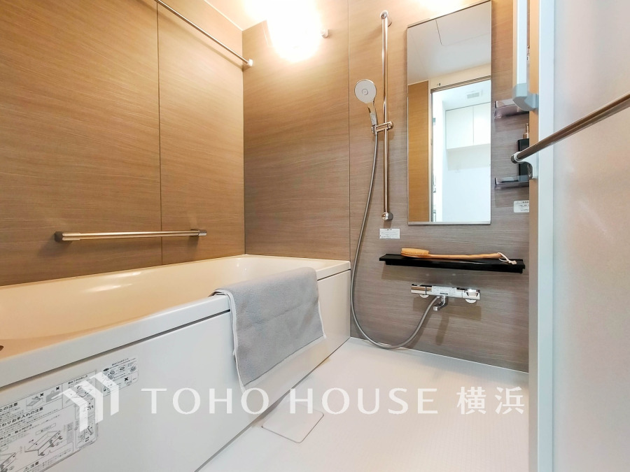 1日の疲れを取り心身を癒すことができる住まいの中のリラクゼーション空間、バスルーム。心からゆったりと寛いでいただけるよう、あたたかみのある色合いで仕上げています。