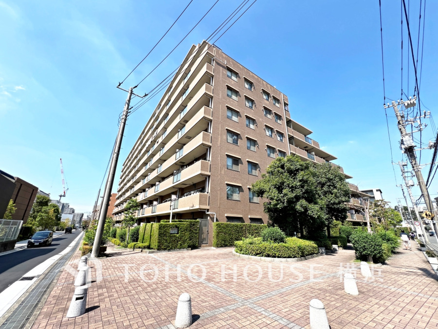 穏やかな風と陽光を導き、プライバシーに配慮された設計プランを採用し、居住性を一段と心地よいものにしています。周辺環境とのコラボレーションにより明るく開放的な空間を演出。