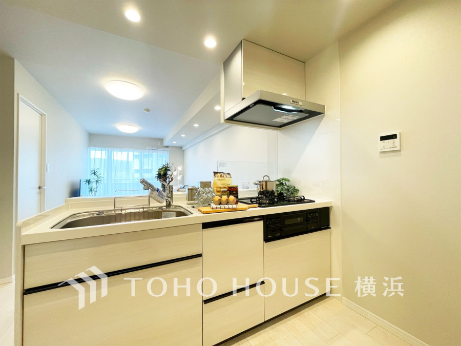 新規交換された清潔感溢れるシステムキッチン。リビングが見渡せるスタイリッシュな対面式です。
