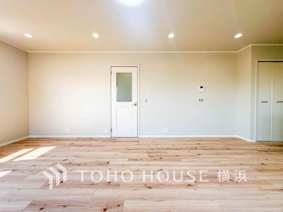 明るく開放的な空間が広がるLDK。室内には豊かな陽光が注ぎ込み、爽やかな住空間を演出。

