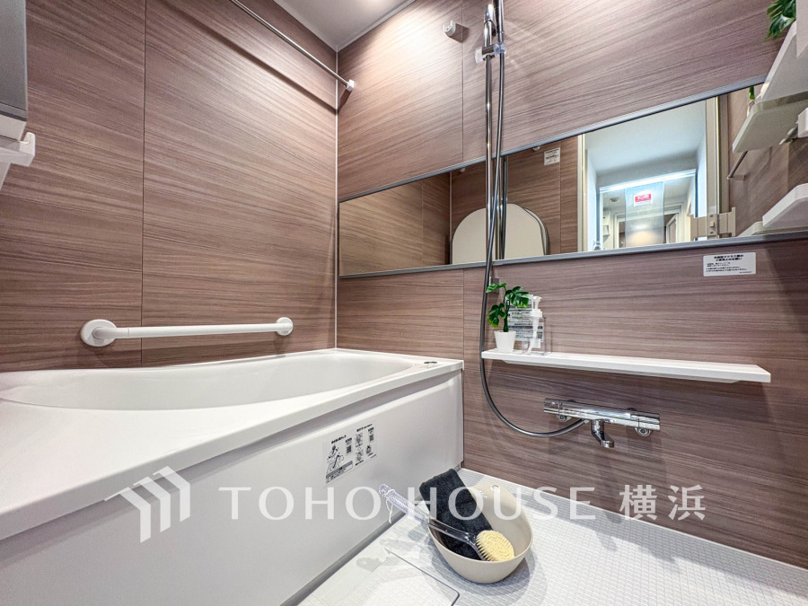 上質が感じられるカラーリングで、清潔な空間美を実現。一日の疲れが癒される優雅なバスタイムを堪能できるゆとりあるバスルームです。